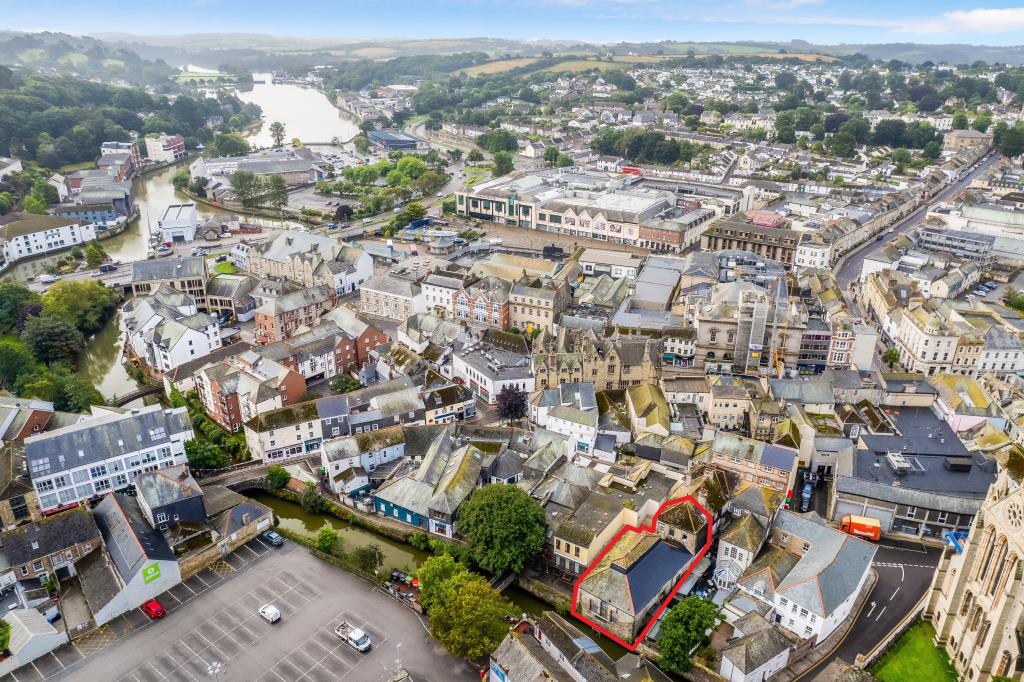 Lot: 86 - FORMER NIGHTCLUB WITH PLANNING FOR RESIDENTIAL DEVELOPMENT - Photograph provided by Seller. Aerial view of Lot in wider environment from alternative angel